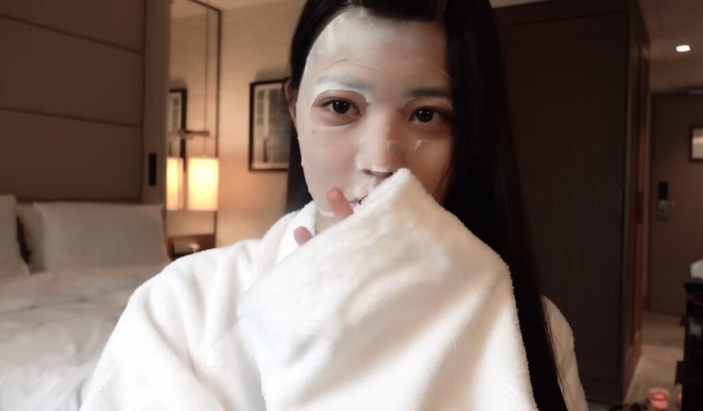 Jang Wonyoung's beauty routine secret using a sheet mask